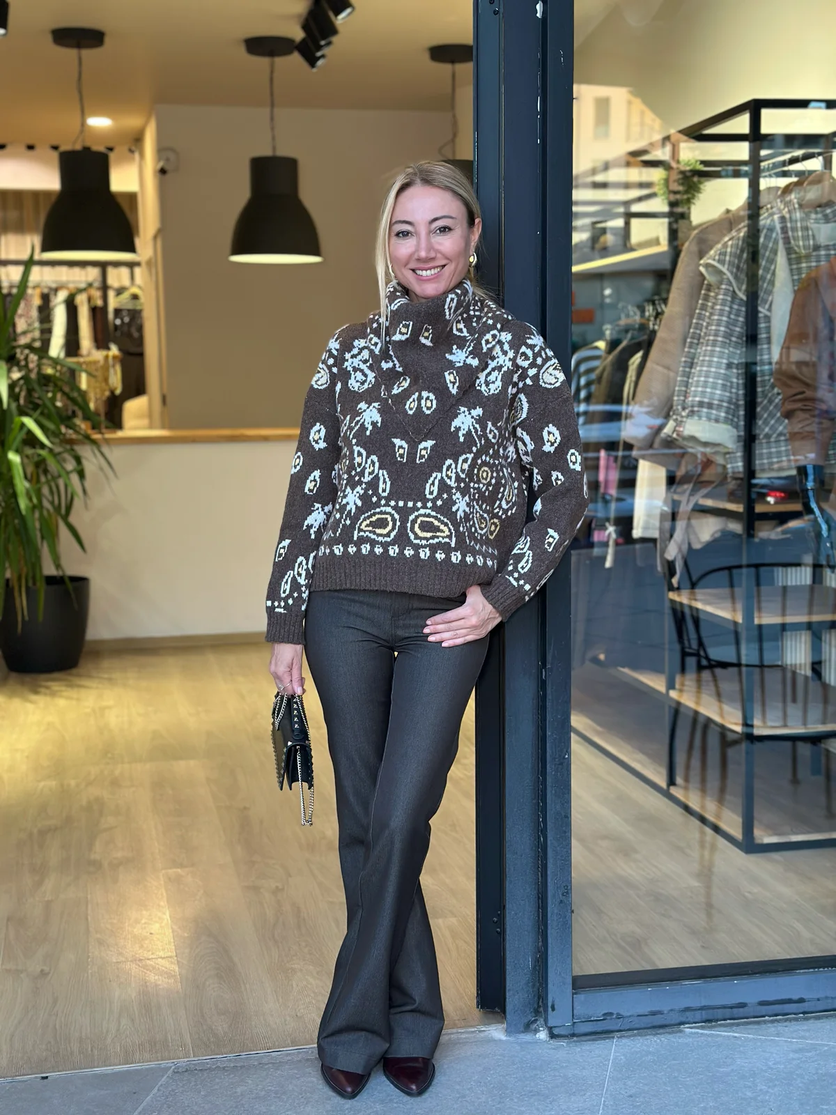 Hilton Kahve Fular Detaylı Kazak - ₺1.729,99 | ASKI BOUTIQUE Balat Hilton Kahve Fular Detaylı Kazak Kazak | ASKI BOUTIQUE Balat