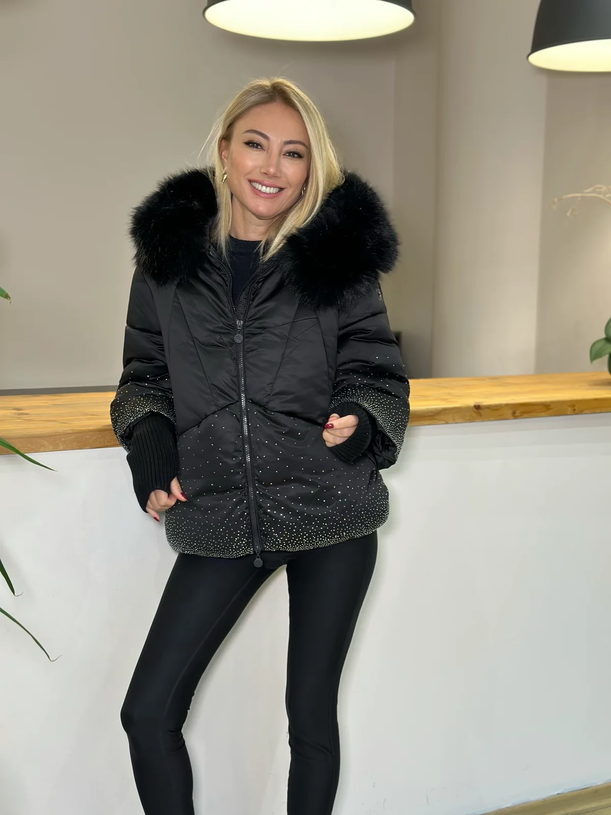 Victoria Taş Detaylı Tasarım Siyah Mont Askı00464 - ₺6.599,99 | ASKI BOUTIQUE Balat Victoria Taş Detaylı Tasarım Siyah Mont Askı00464 Mont (Özel Kürk & Dokuma Dış Giyim) - Butik Modeli | ASKI BOUTIQUE Balat