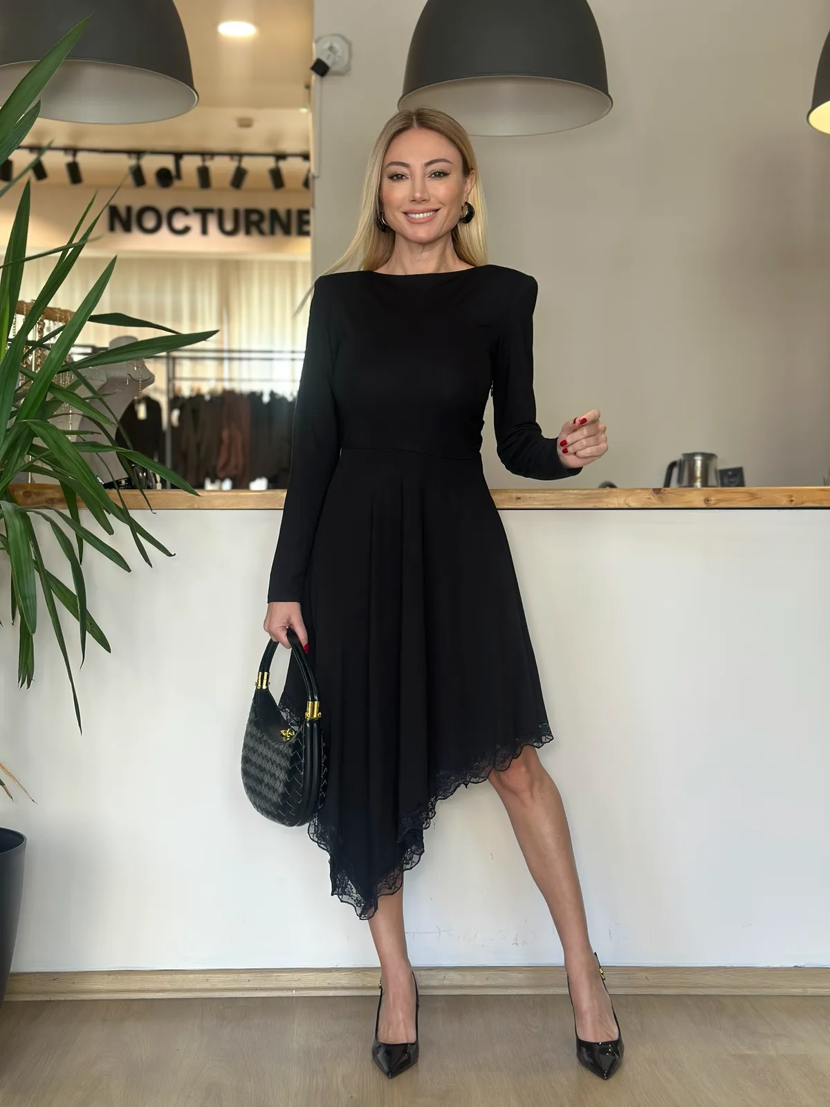 Asimetrik Kesim Dantel Detaylı Siyah Elbise Askı00437 - ₺499,99 | ASKI BOUTIQUE Balat Asimetrik Kesim Dantel Detaylı Siyah Elbise Askı00437 Elbise | ASKI BOUTIQUE Balat