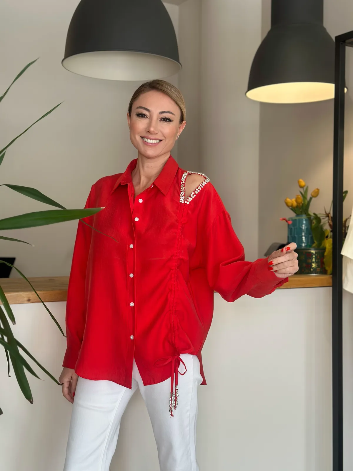 Kırmızı Taş Detaylı Paris Gömlek Askı00169 - ₺1.994,99 | ASKI BOUTIQUE Balat Kırmızı Taş Detaylı Paris Gömlek Askı00169 Gömlek & Top | ASKI BOUTIQUE Balat