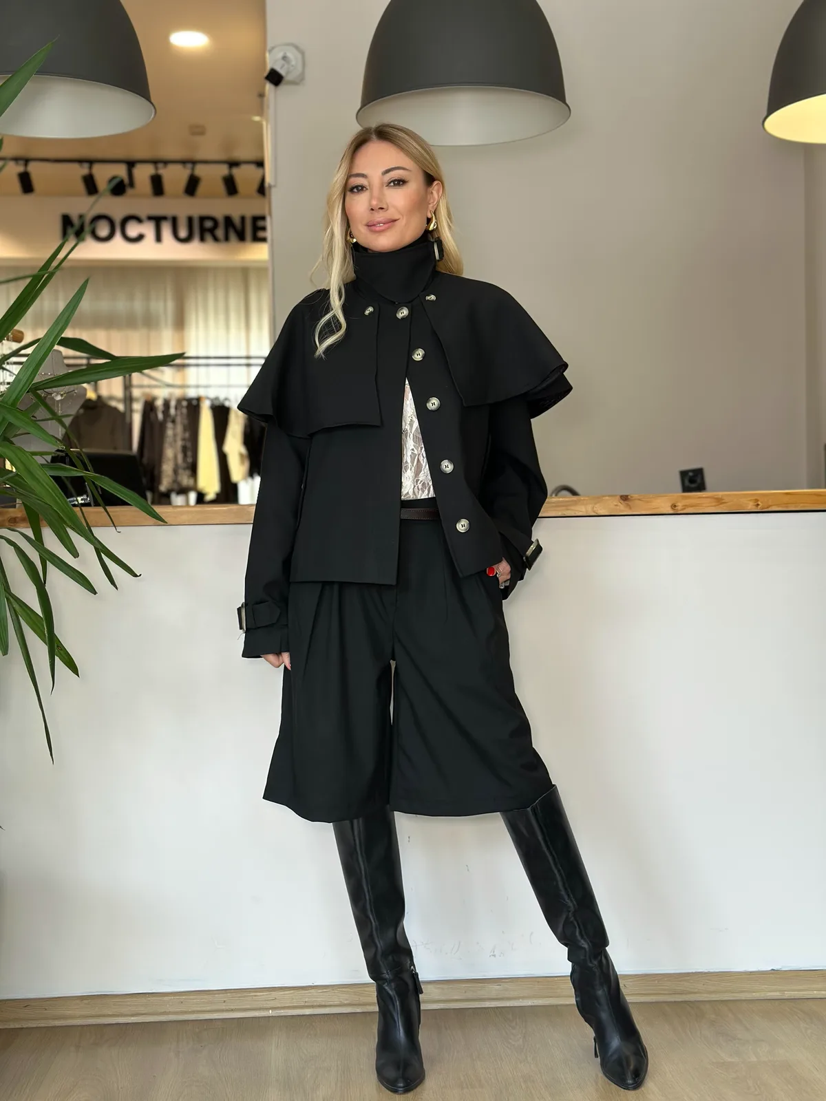 Pelerin Detaylı Siyah Trençkot Askı0014 - ₺3.599,99 | ASKI BOUTIQUE Balat Pelerin Detaylı Siyah Trençkot Askı0014 Trençkot - Detay Görseli 3 | ASKI BOUTIQUE Balat