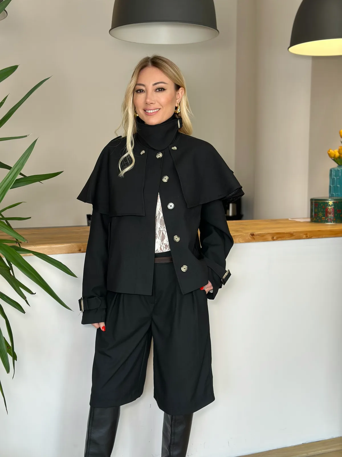 Pelerin Detaylı Siyah Trençkot Askı0014 - ₺3.599,99 | ASKI BOUTIQUE Balat Pelerin Detaylı Siyah Trençkot Askı0014 Trençkot | ASKI BOUTIQUE Balat