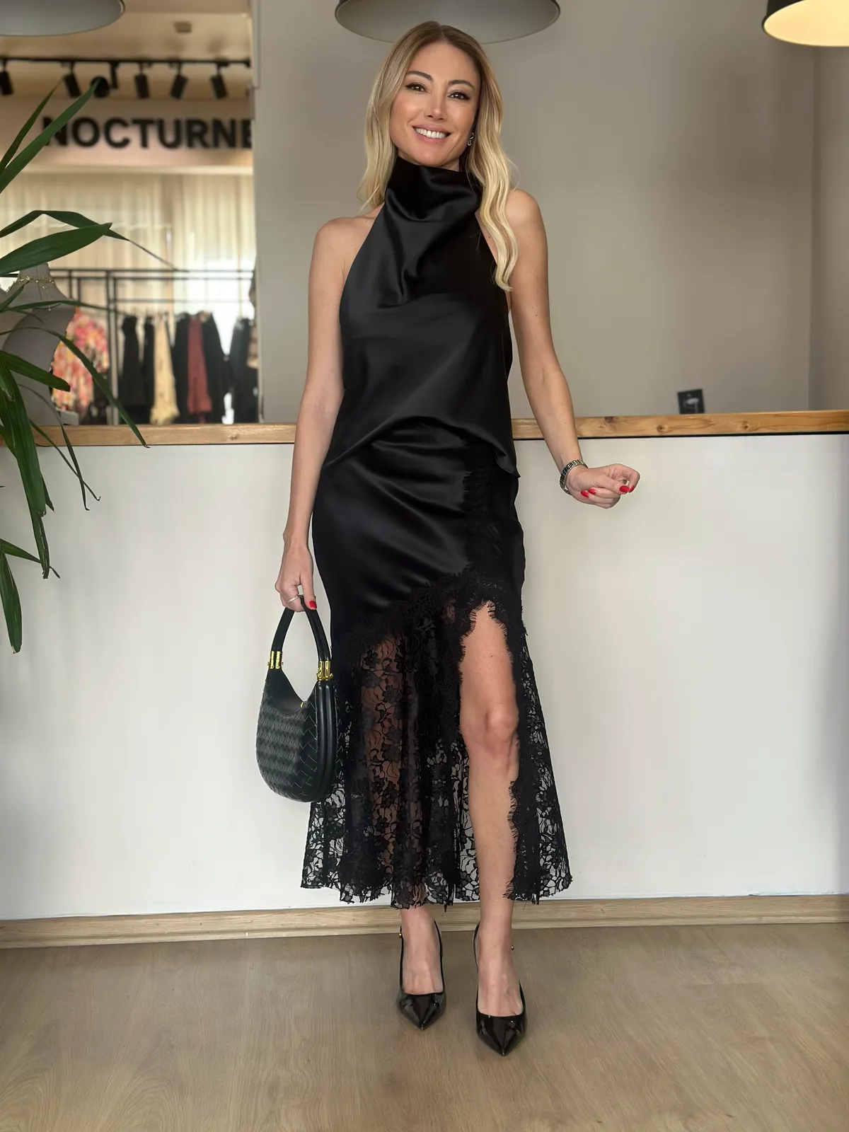 Saten Dantelli Siyah Yırtmaçlı Etek Askı00150 - ₺1.499,99 | ASKI BOUTIQUE Balat Saten Dantelli Siyah Yırtmaçlı Etek Askı00150 Etek | ASKI BOUTIQUE Balat